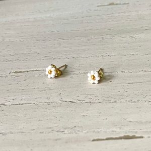 Mini daisy stud earrings